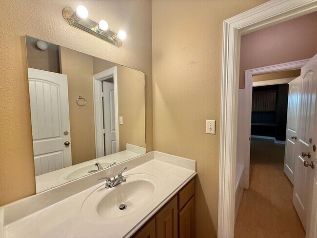 Building Photo - 4 Bedroom 3.5 Bath Duplex in East Tyler!