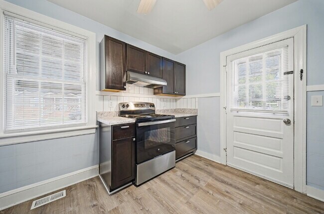Building Photo - Updated 2-bedroom 1 bath with fenced in yard-PETS allowed-Norfolk