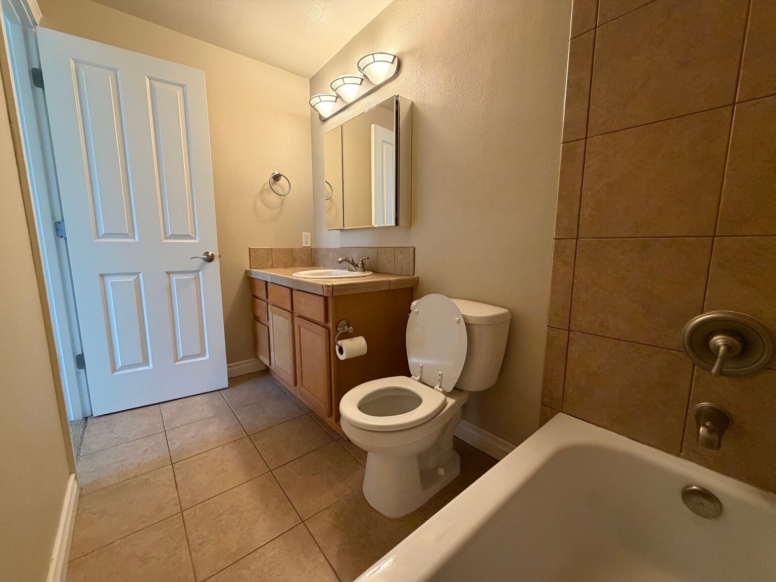 Building Photo - 2200 Thorndyke Ave W