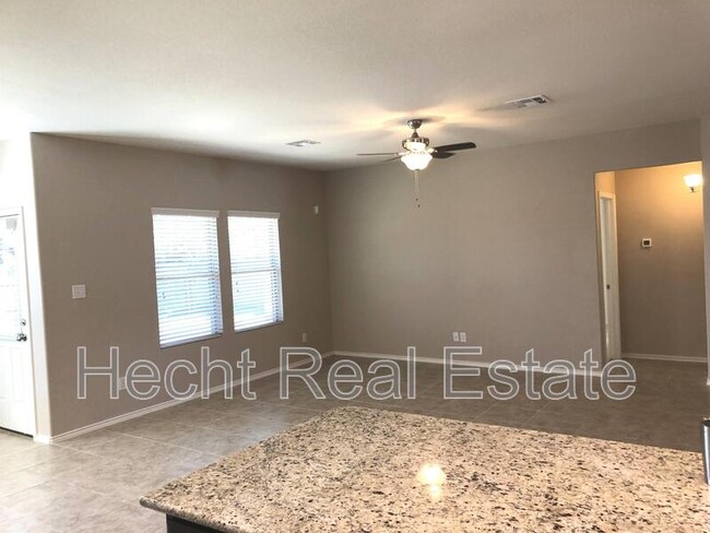Building Photo - 836 Hillrose Dr