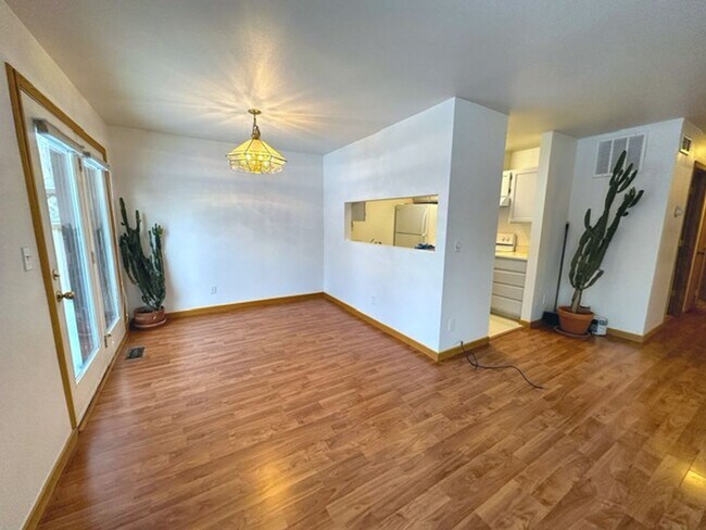 Building Photo - South Anchorage Home with Fenced in Yard & In Unit Laundry