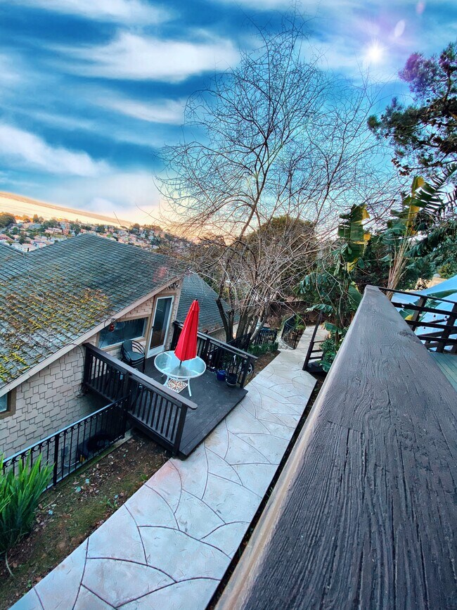 Building Photo - 266 Humboldt Rd