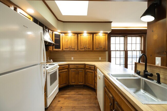 Building Photo - Charming Ranch Home with a great yard in Desirable Southwest Columbia