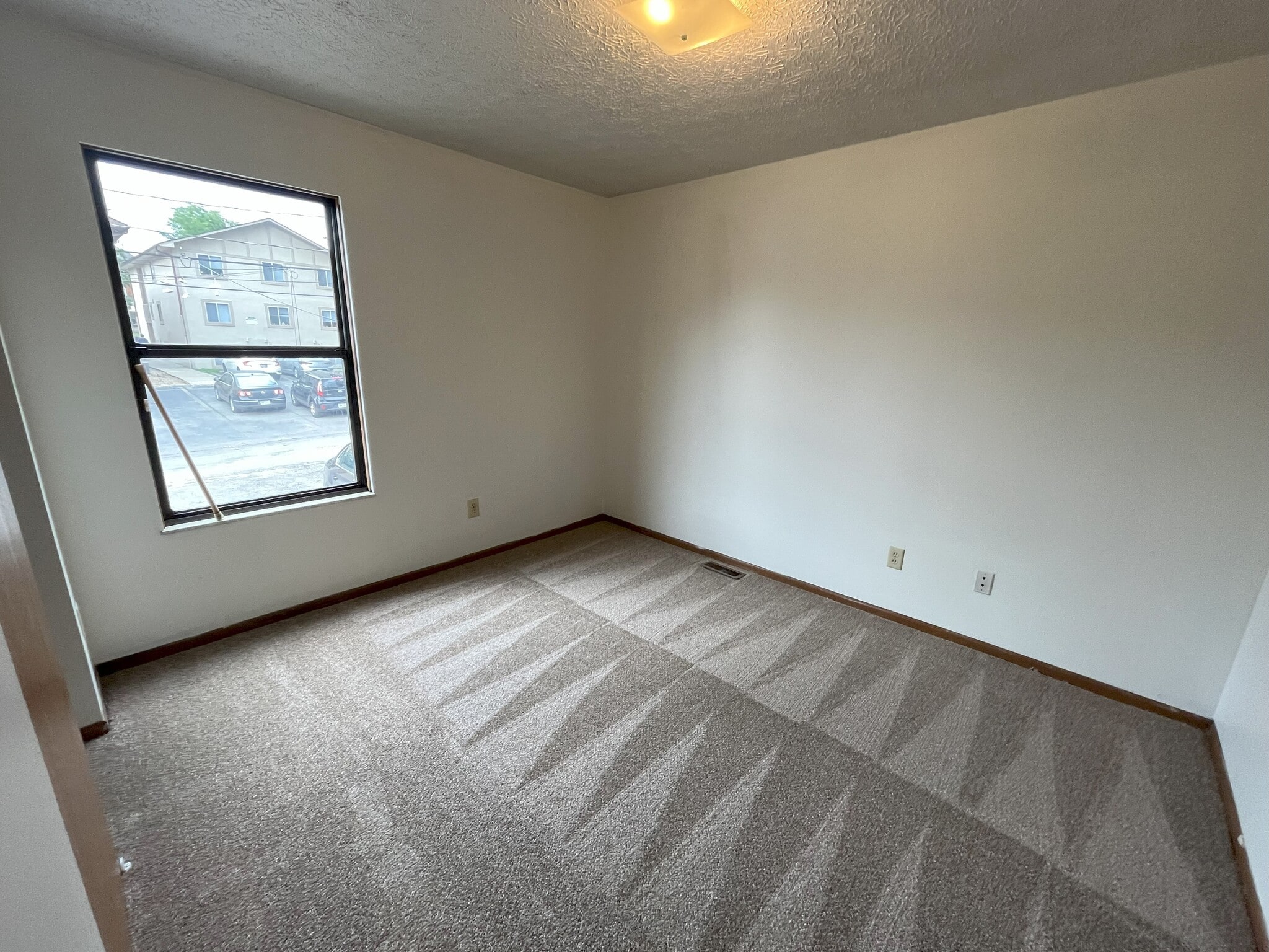 Building Photo - 180 E 12th Ave