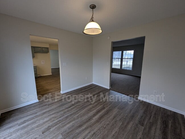 Building Photo - 924 E Washington Center Rd