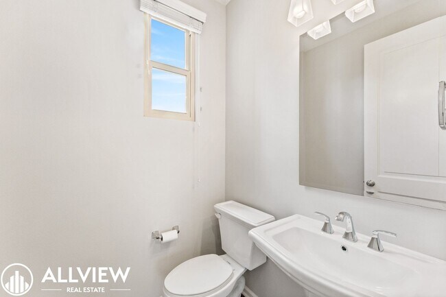 Building Photo - Your Next Home Awaits – Beautiful 3-Bedroom Irvine Townhome