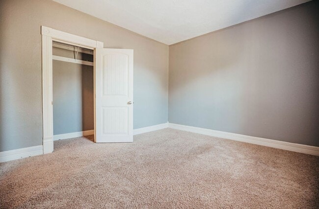 Building Photo - Stunning 5 bed 2 bath House ** Beautiful Upscale Living!!