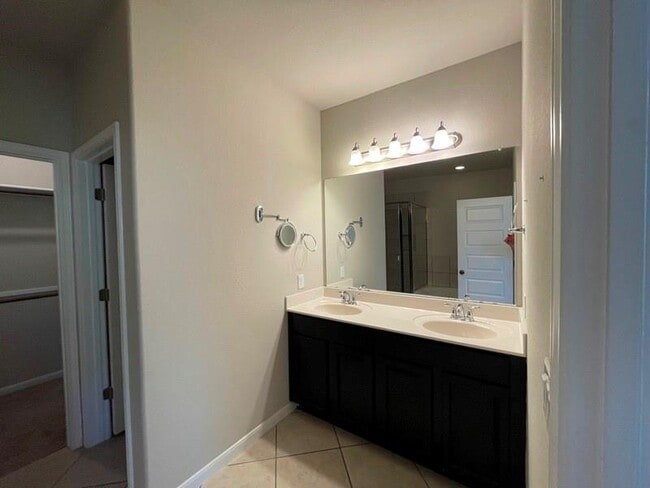 Building Photo - 400 Hummingbird Ln