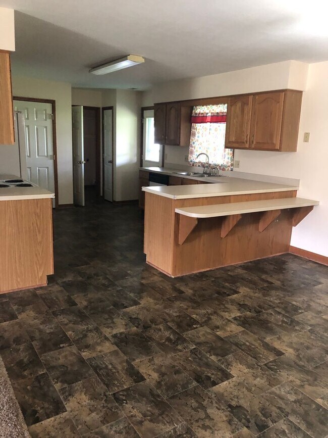 Building Photo - 2 Bedroom / 1.5 Bath Condo