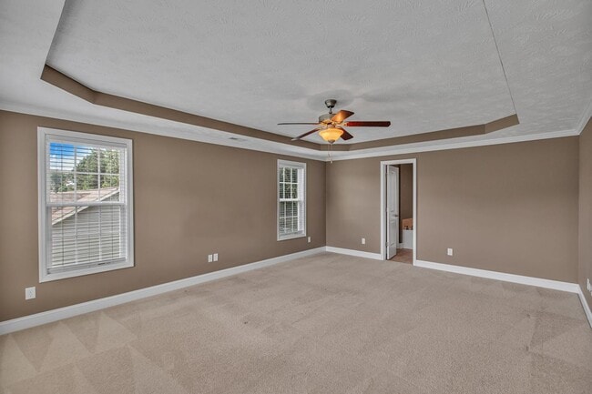 Building Photo - Large 3 bedroom with BONUS room!