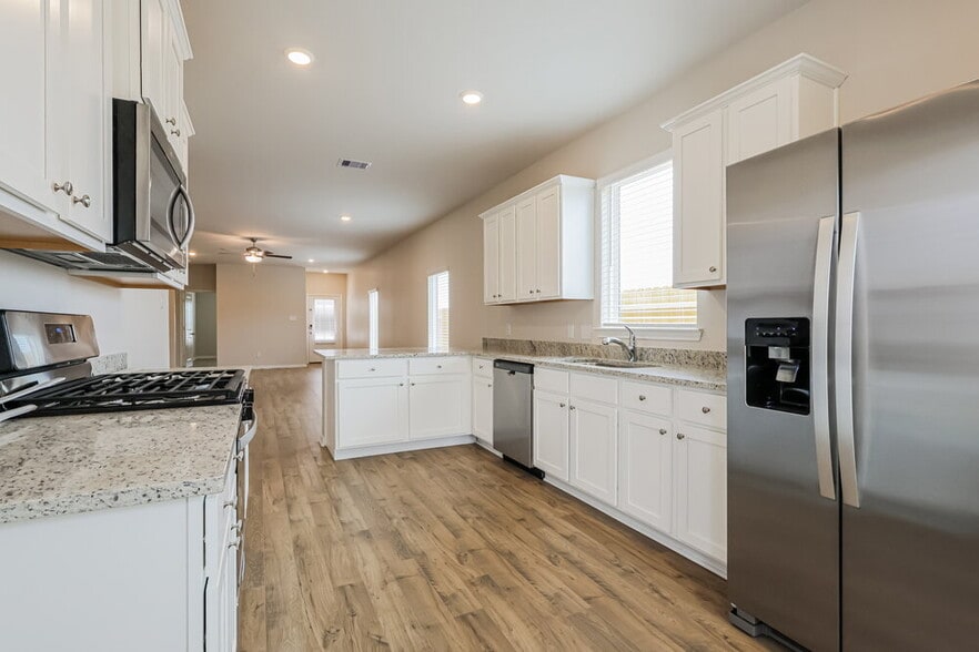 Building Photo - 16455 Hill Dr