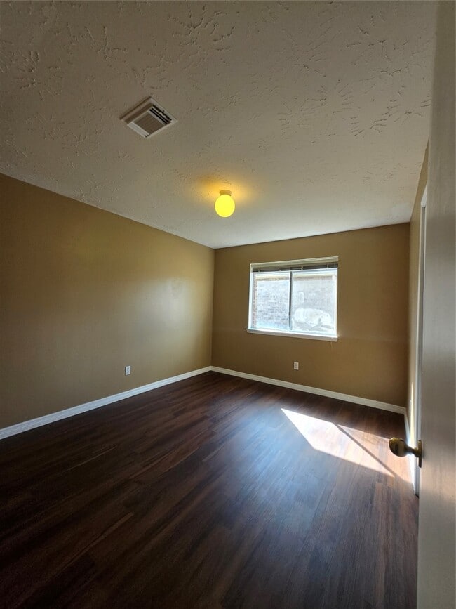 Building Photo - 2730 N Larkspur Cir