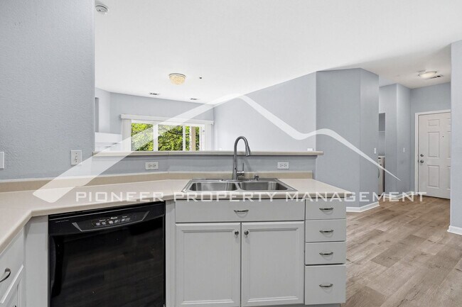 Building Photo - Spacious Condo with Central AC and Washer/Dryer