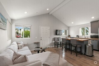 Building Photo - Charming Beach Bungalow | Furnished or Unf...