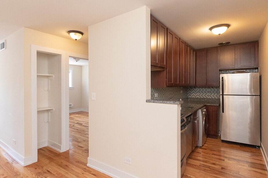Building Photo - 567 W Arlington Pl
