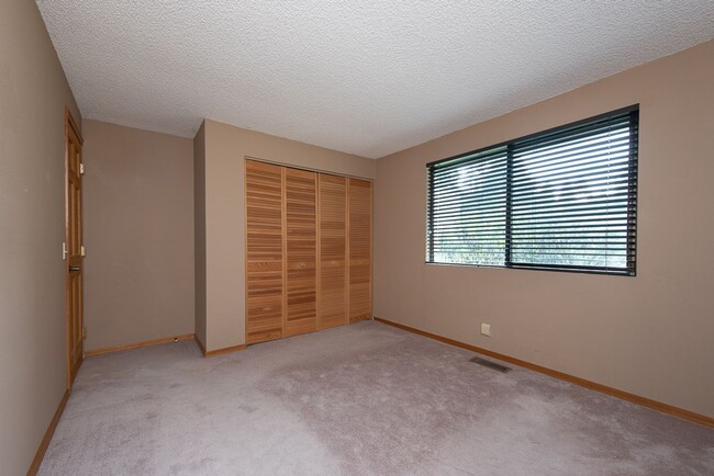Building Photo - Spacious 4-Bedroom Home Offering Seamless ...
