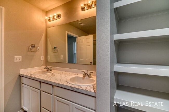 Building Photo - 4 WEEKS FREE RENT IF MOVED IN BY 4/30! Ope...