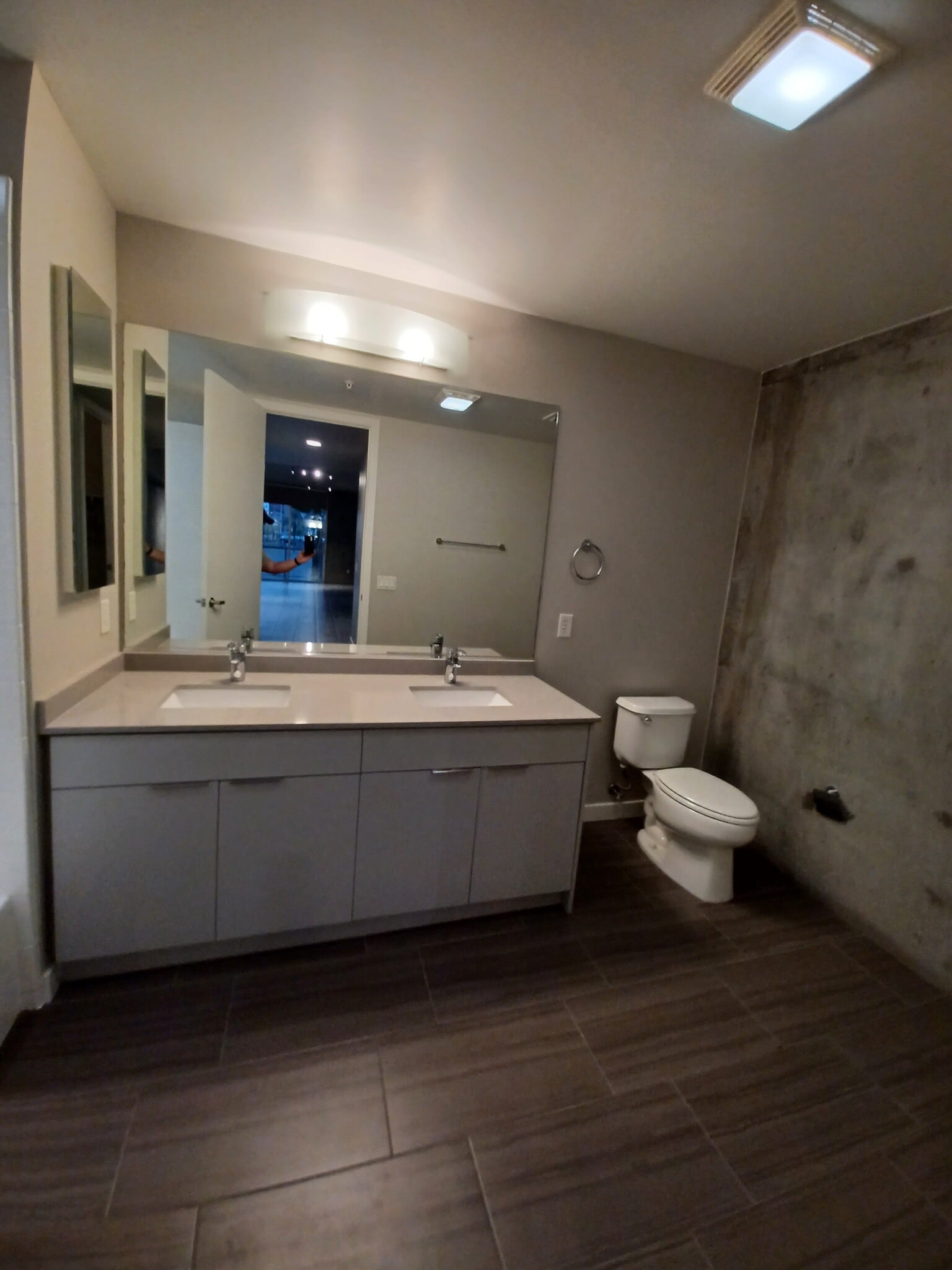 Huge Bathroom - 608 S 3rd St