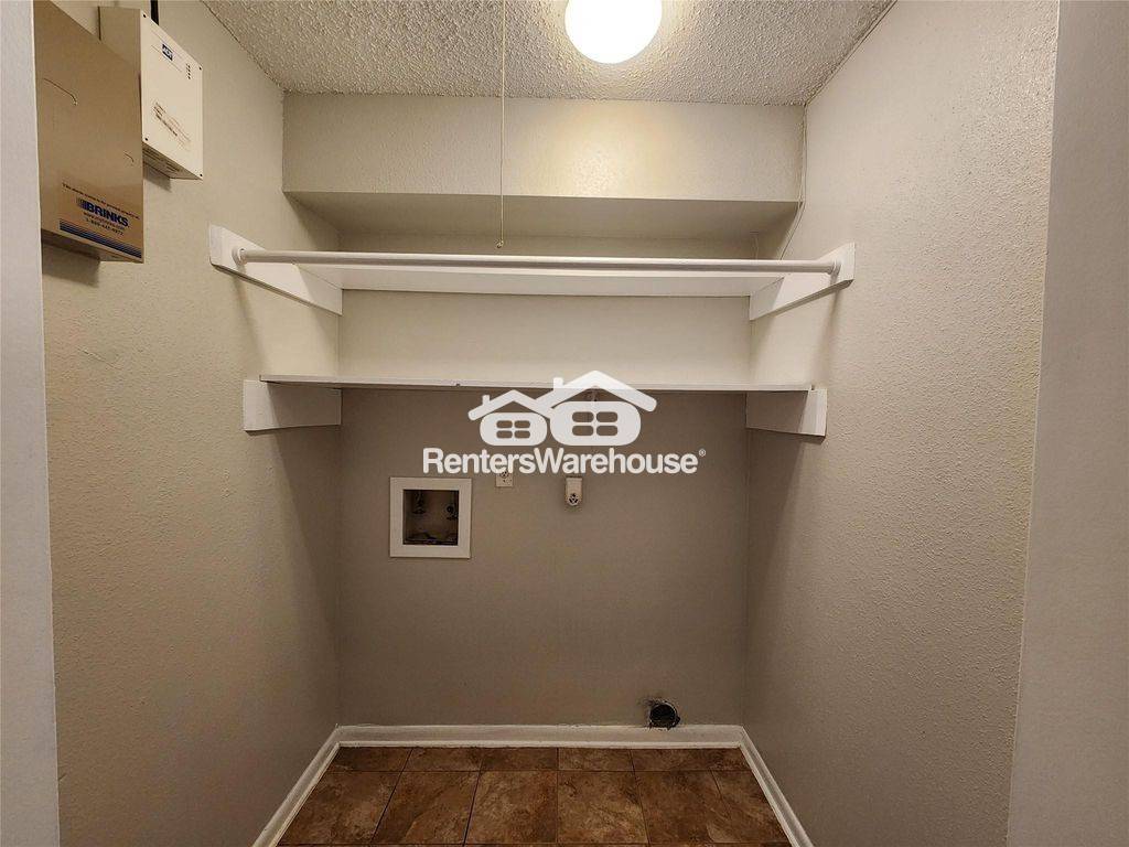 Building Photo - 17742 Kings Park Ln