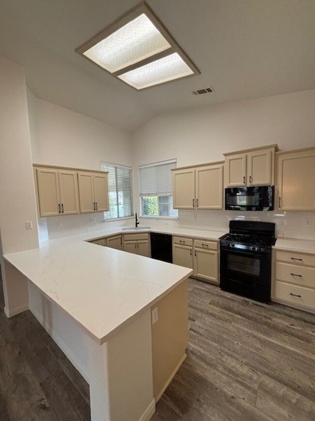 Building Photo - Immaculate 3 Bedroom / 2.5 Bathroom + Offi...