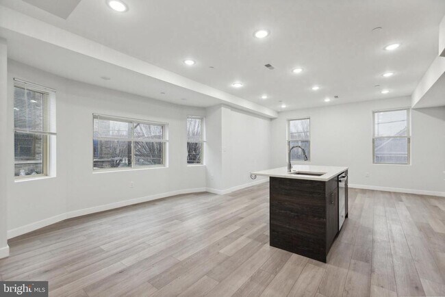 Building Photo - 2301 N 6th St