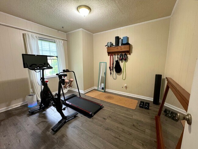 Building Photo - "Charming 3-Bedroom Retreat with Gleaming Hardwood Floors in Hendersonville!"