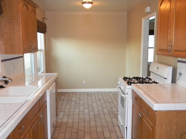 Building Photo - 332 E Oakmont Ave