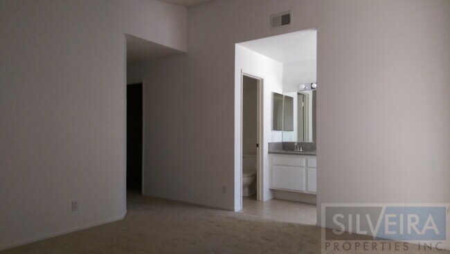Building Photo - Captivating 3 bed 2 bath home in South Santa Maria.
