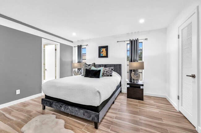 Building Photo - 1006 SE 6th St