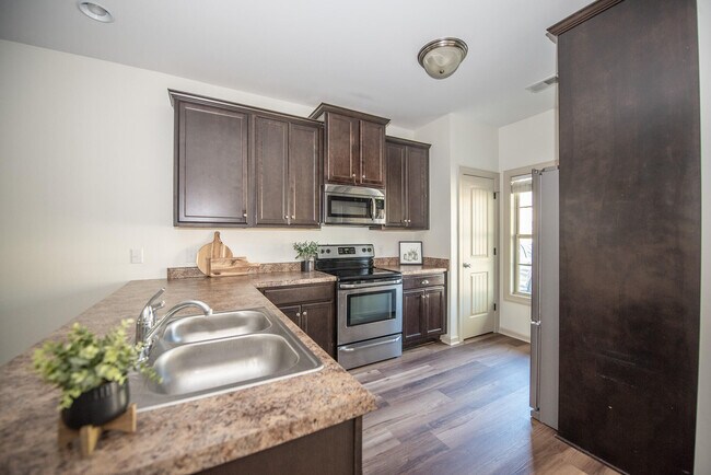 Building Photo - 915 Erika Ln