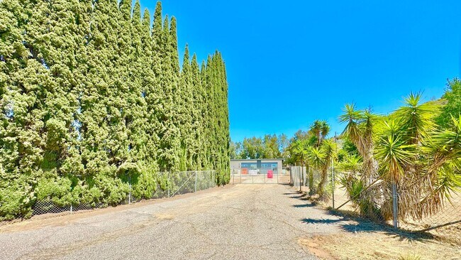 Building Photo - Beautifully Remodeled Top to Bottom Single...