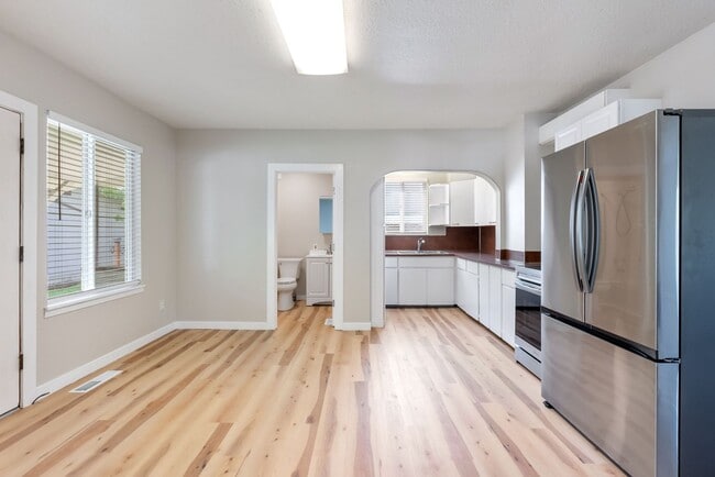 Building Photo - 3 BR Home near Springwater Trail and Powel...