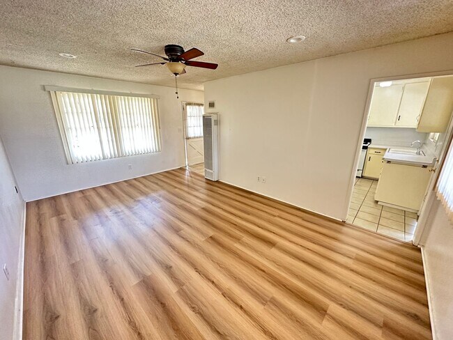 Building Photo - Beautiful House 3RB/1BA Single Family Home with 2 Car Garage & Large Fenced Backyard.