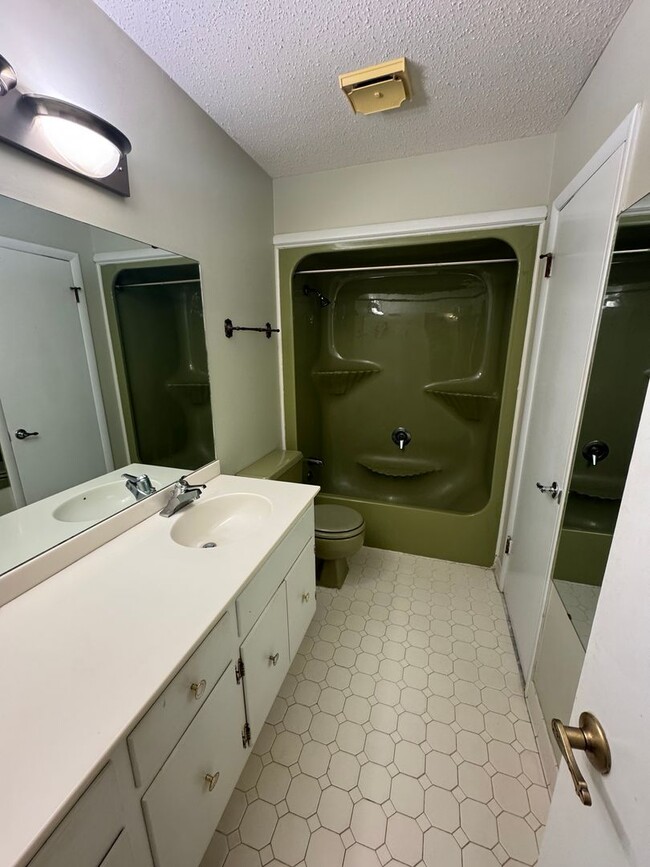 Building Photo - Spacious 2BR Townhome in Prime North of the River Location – Minutes from UA & Downtown