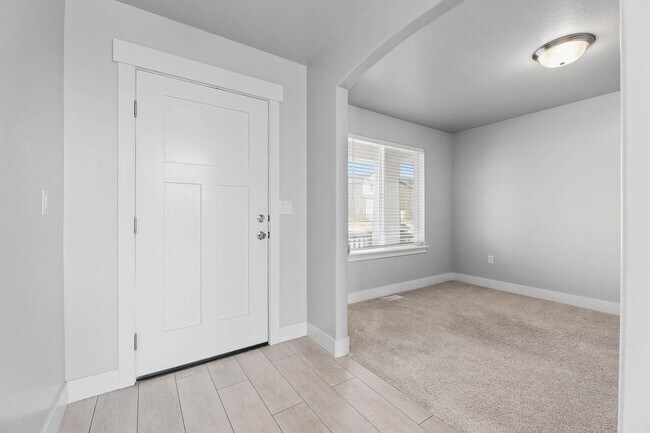 Building Photo - 6 Bedroom 3.5 Bathroom House in Saratoga Springs!