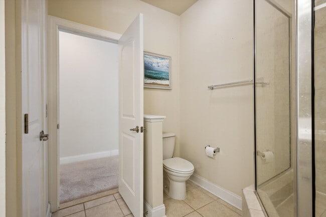 Building Photo - Stunning 2 bed 2.5 bath 2-story condo/townhome