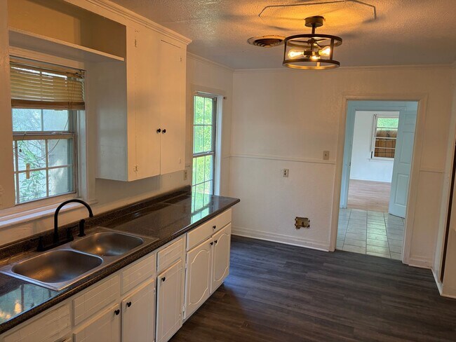 Building Photo - Cute Two Bedroom Home