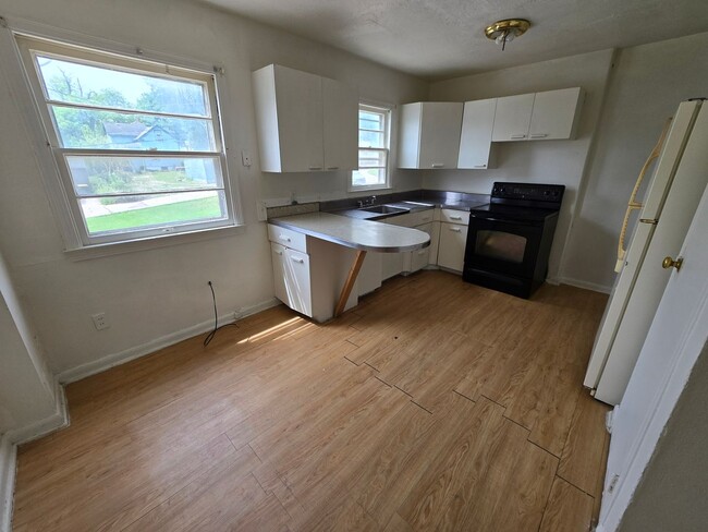 Building Photo - $900 - 2 Bed 1 Bath Town Home