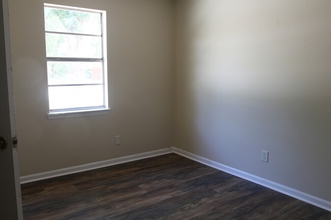 Building Photo - 2507 Beachview Dr