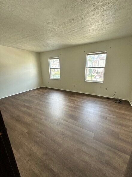 Master bedroom - 135 E Pike St