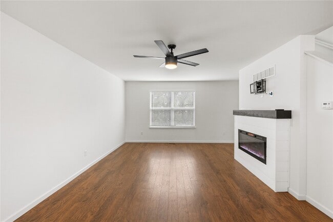 Building Photo - 945 Crestwood Ln