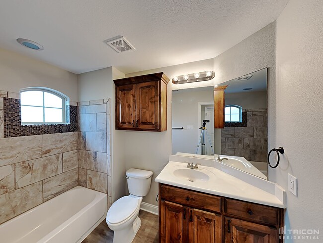 Building Photo - 2021 Bay Laurel Dr