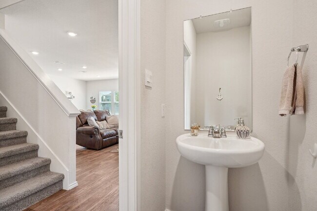 Building Photo - "Rent to Own this Charming 3-Bed Oasis with 18 month lease!*"