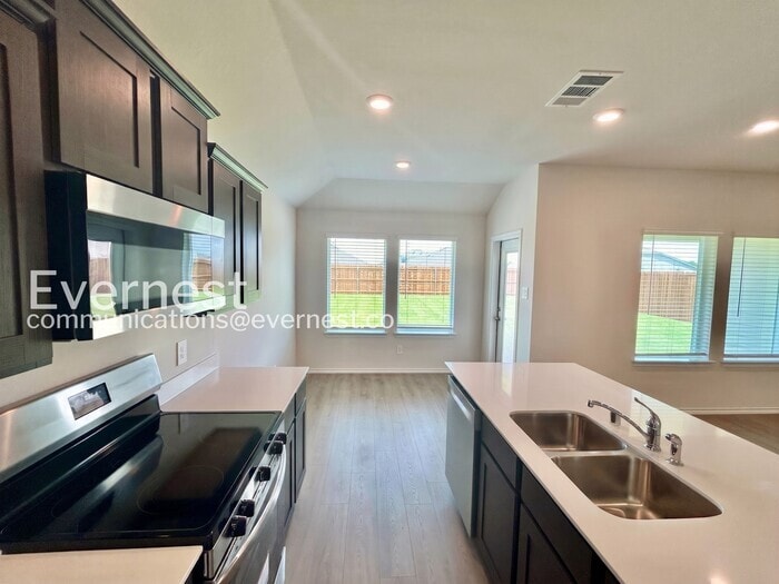 Building Photo - 324 Wild Rose Wy