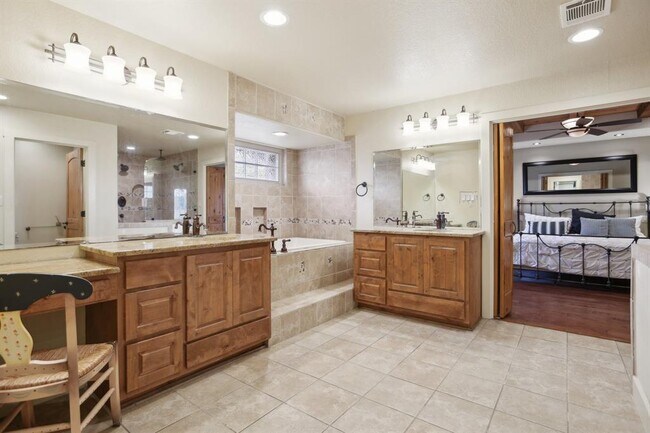 Building Photo - 6211 Acacia Dr