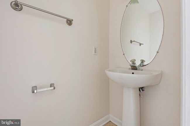 Building Photo - 22 Crenshaw Ct