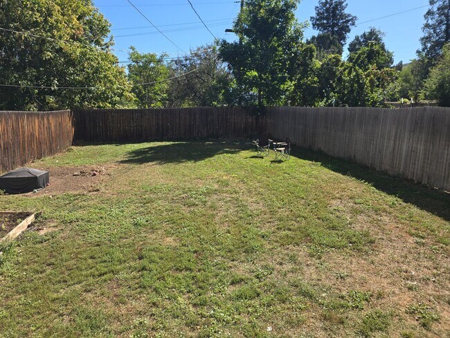 Building Photo - Three-bedroom condo in Denver boasts a lar...