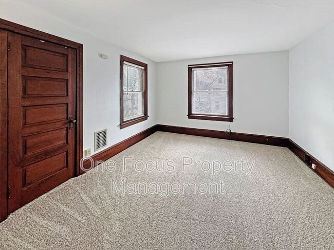 Building Photo - 325 Percy St