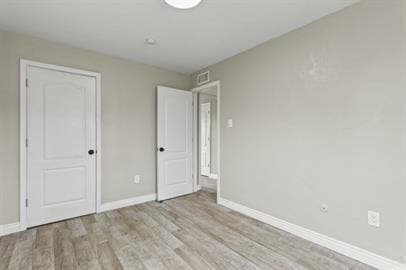 Building Photo - 3 bedrooms 1 bathroom with all tile flooring