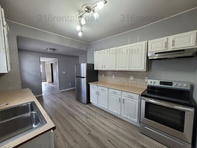 Building Photo - $1150 - 3 bedroom 2 bath - Beautiful home in Delano!